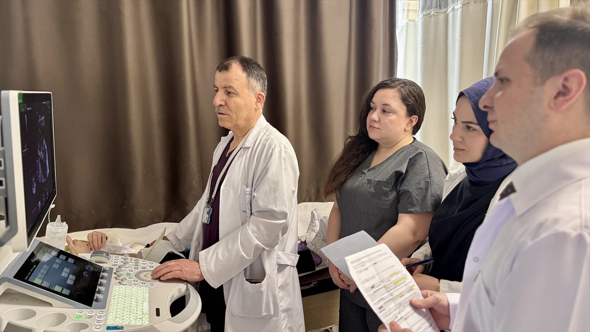 Profesör, doğumlarını gerçekleştirdiği iki doktor ve hemşireyle görev yapıyor