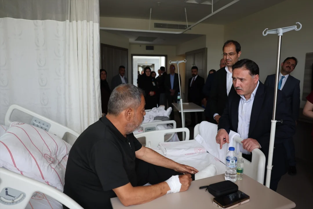 Vali Çiçek, Kayseri Şehir Hastanesinde tedavileri süren hastaları ziyaret etti