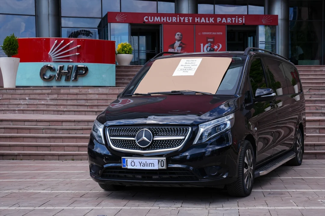 CHP'de iki lüks minibüs satışa çıkarıldı