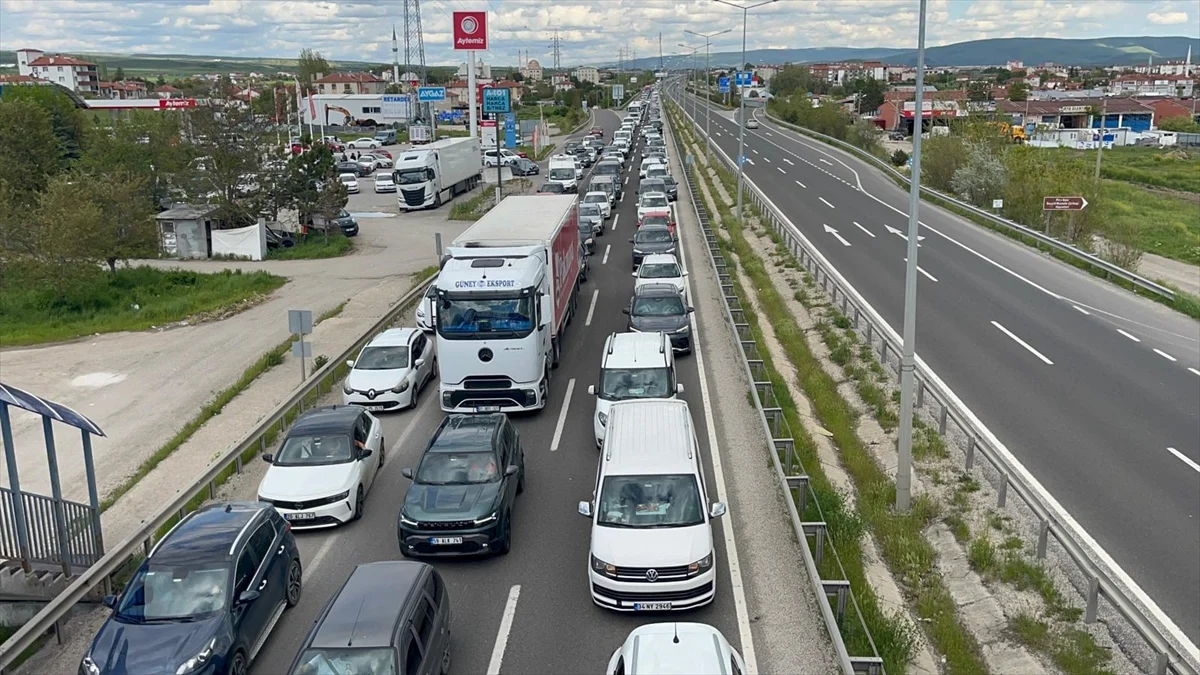 D-100 kara yolunun Çankırı kesiminde bayram dönüşü trafik yoğunluğu sürüyor