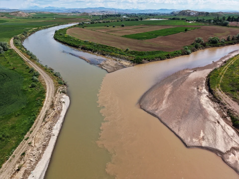 Kızılırmak ile Acısu Irmağı'nın birleştiği noktadaki renk ayrımı dronla görüntülendi