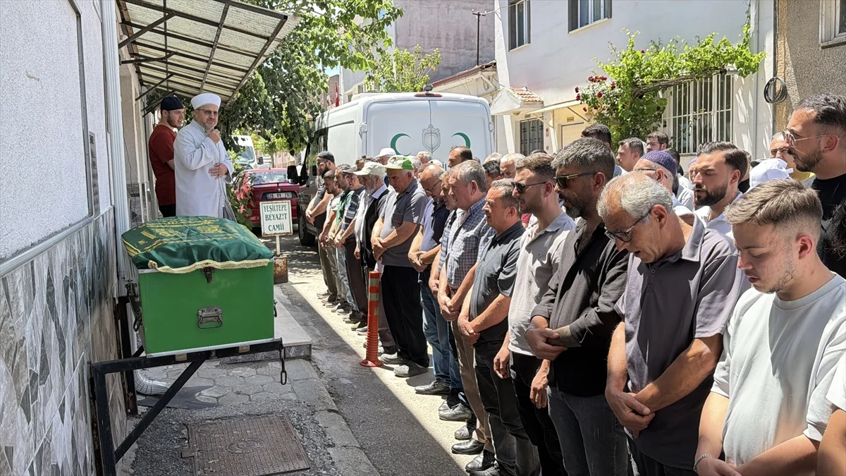 Eskişehir'de trafik kazasında ölen kadının cenazesi defnedildi
