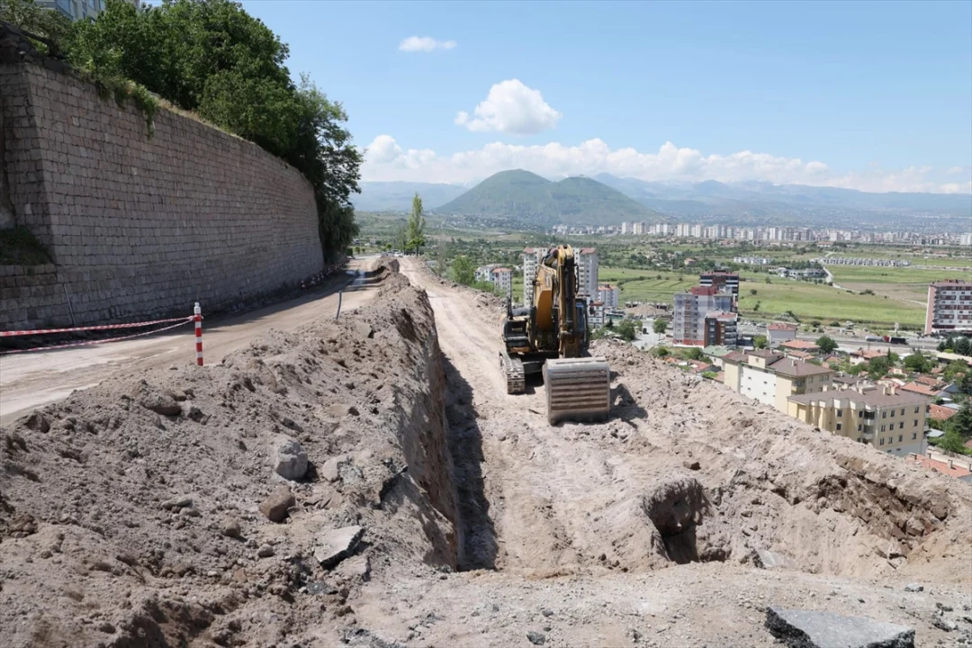 Melikgazi'de yağışların ardından çöken taş duvar yeniden yapılıyor
