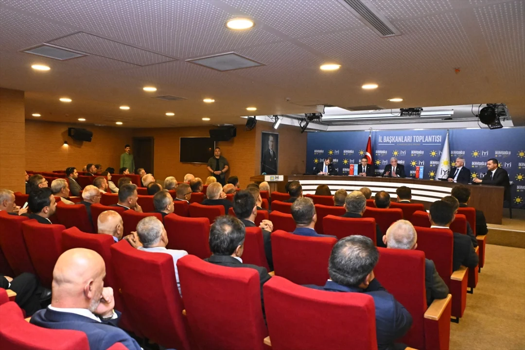 İYİ Parti Genel Başkanı Dervişoğlu, partisinin il başkanlarıyla bir araya geldi