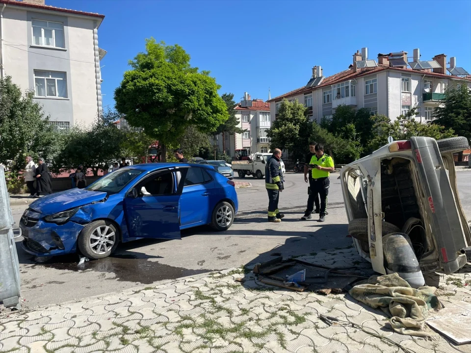Konya'da iki otomobilin çarpıştığı kazada 3 kişi yaralandı