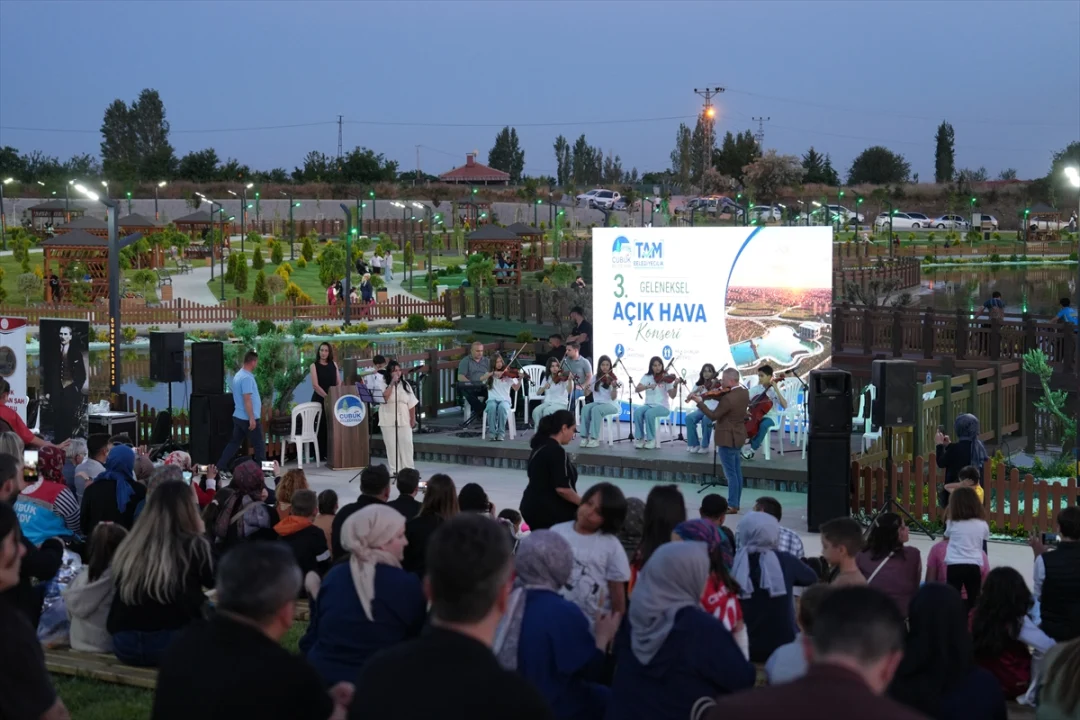 Çubuk'ta öğrenciler yıl sonu konseri verdi