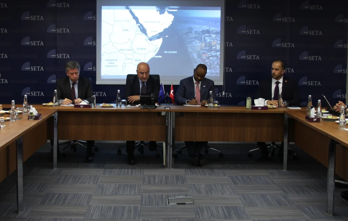 Somalili Bakan Nur'dan siyasette yer almak isteyenlere "savaş değil, sandık yolunu seçme" çağrısı