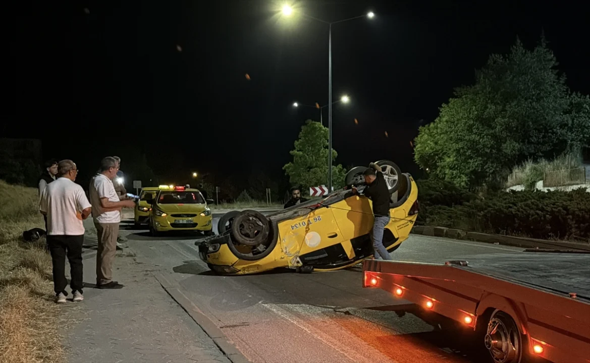 Eskişehir'de takla atan taksideki 2 yolcu yaralandı