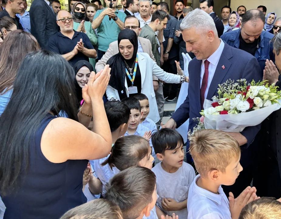 Ticaret Bakanı Bolat, Konya'da kütüphane açılışına katıldı