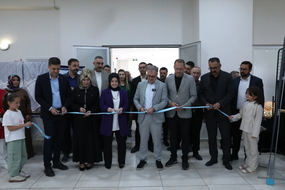 Başkan Özdoğan, KAYMEK El Sanatları Yıl Sonu Sergisi'ni gezdi