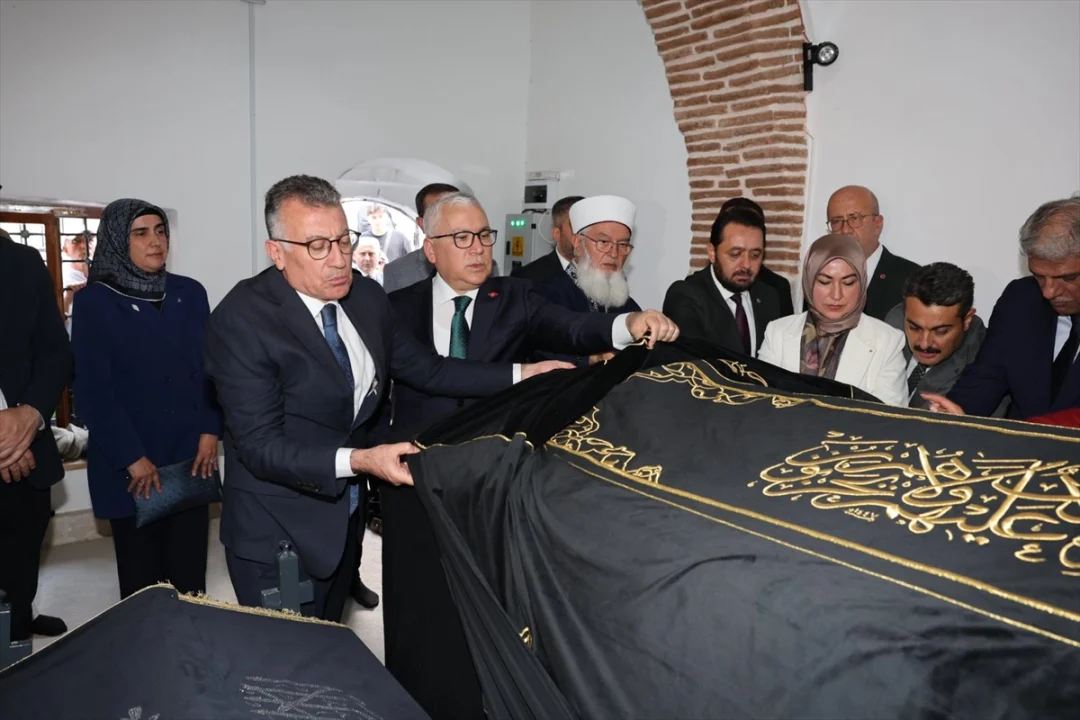 Sivas'ta Şems-i Sivasi'nin sanduka puşidesi değiştirildi