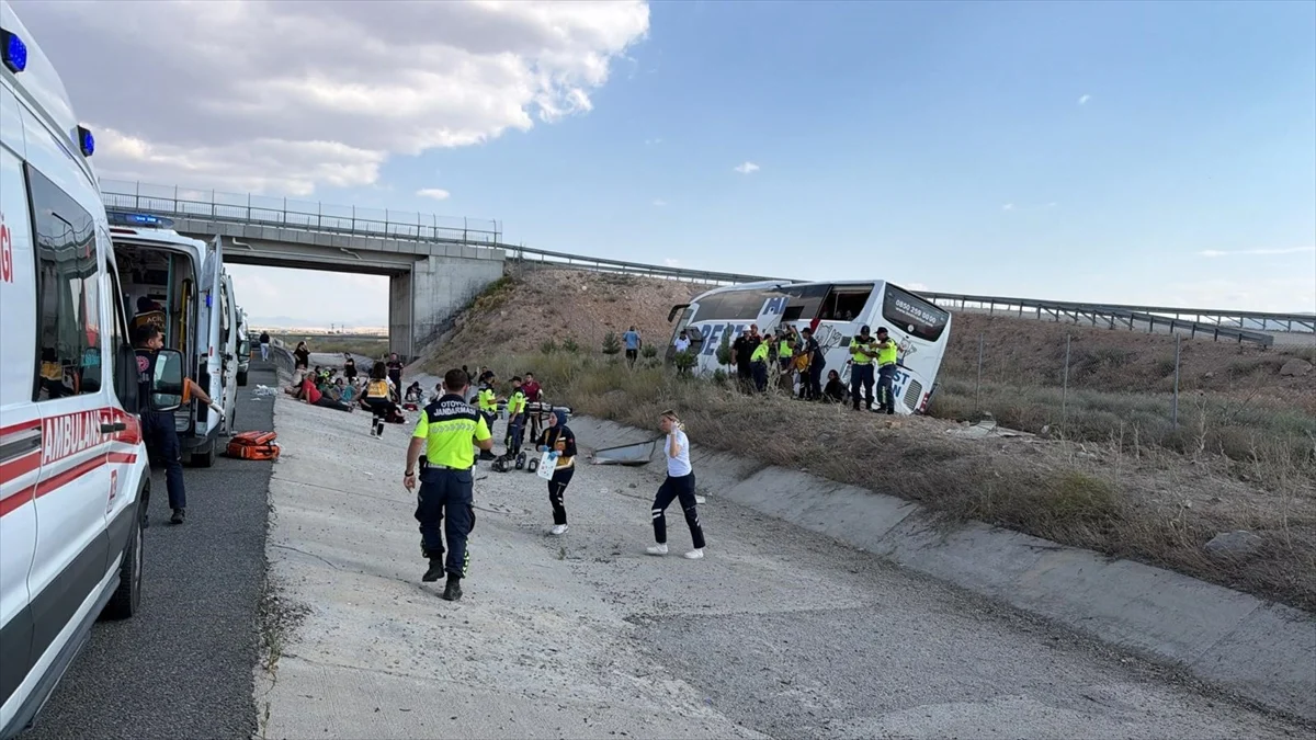 Aksaray'da yoldan çıkan otobüsteki 19 kişi yaralandı