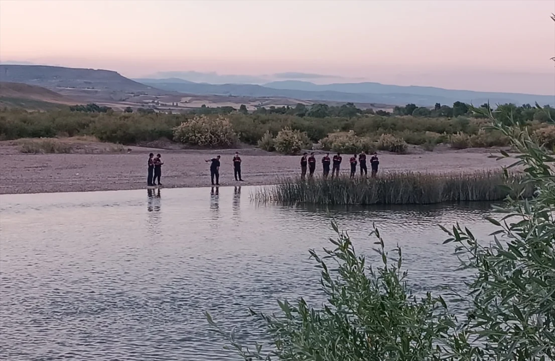 GÜNCELLEME - Sivas'ta serinlemek için Kızılırmak'a giren kişi kayboldu
