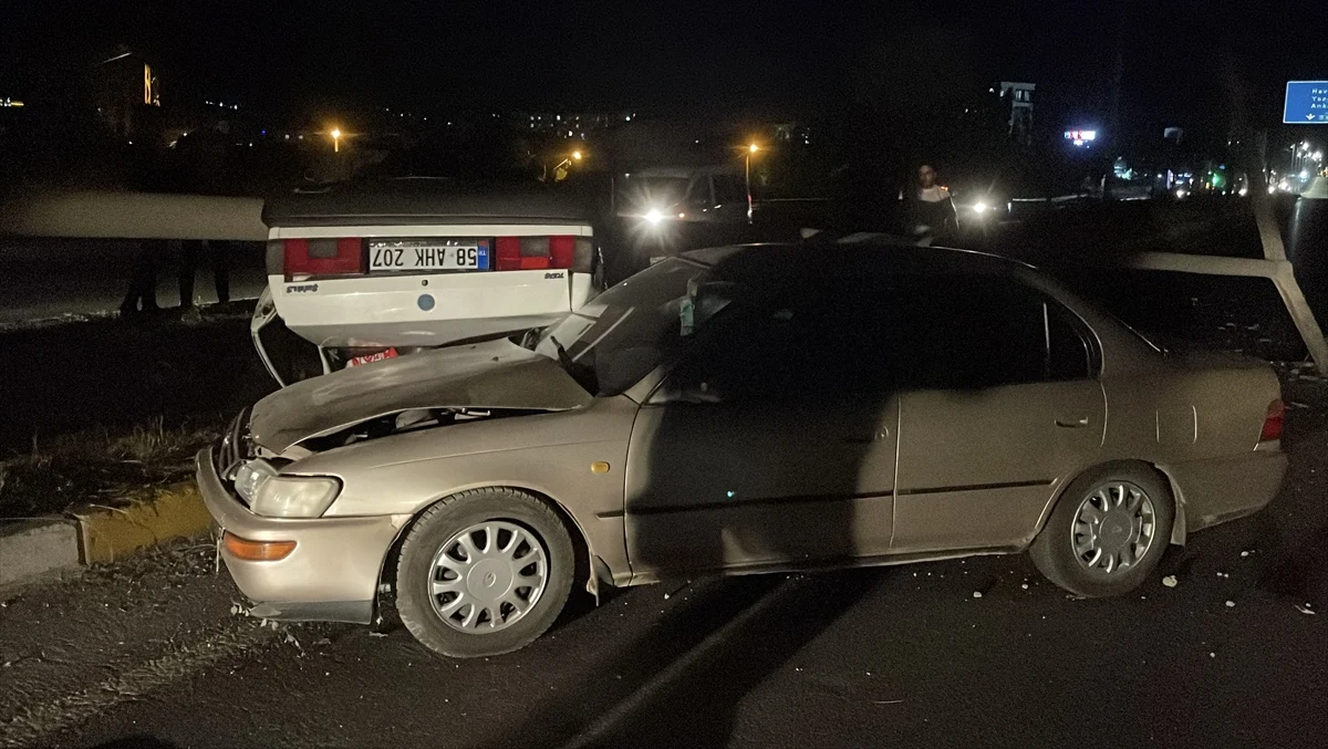 Sivas'ta çarpışan iki otomobildeki 6 kişi yaralandı