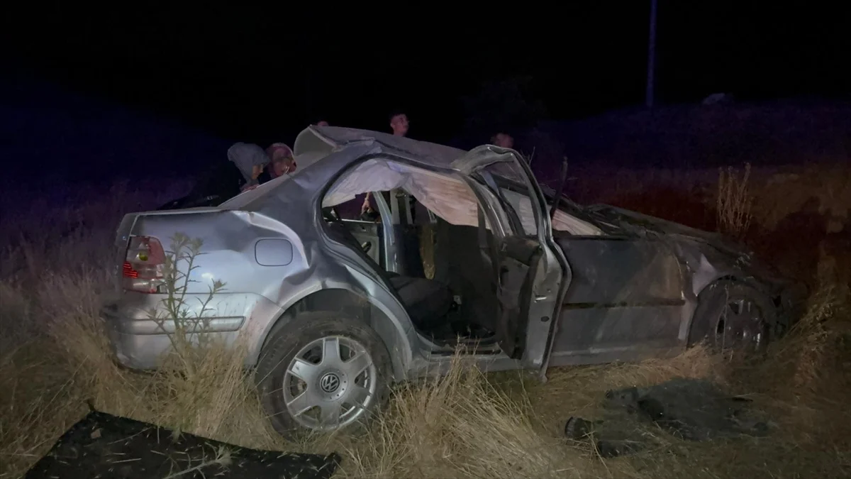 Karaman'da yoldan çıkan otomobildeki 3 kişi yaralandı