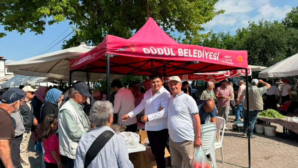 Güdül'de Muharrem ayı dolayısıyla vatandaşlara aşure ikram edildi
