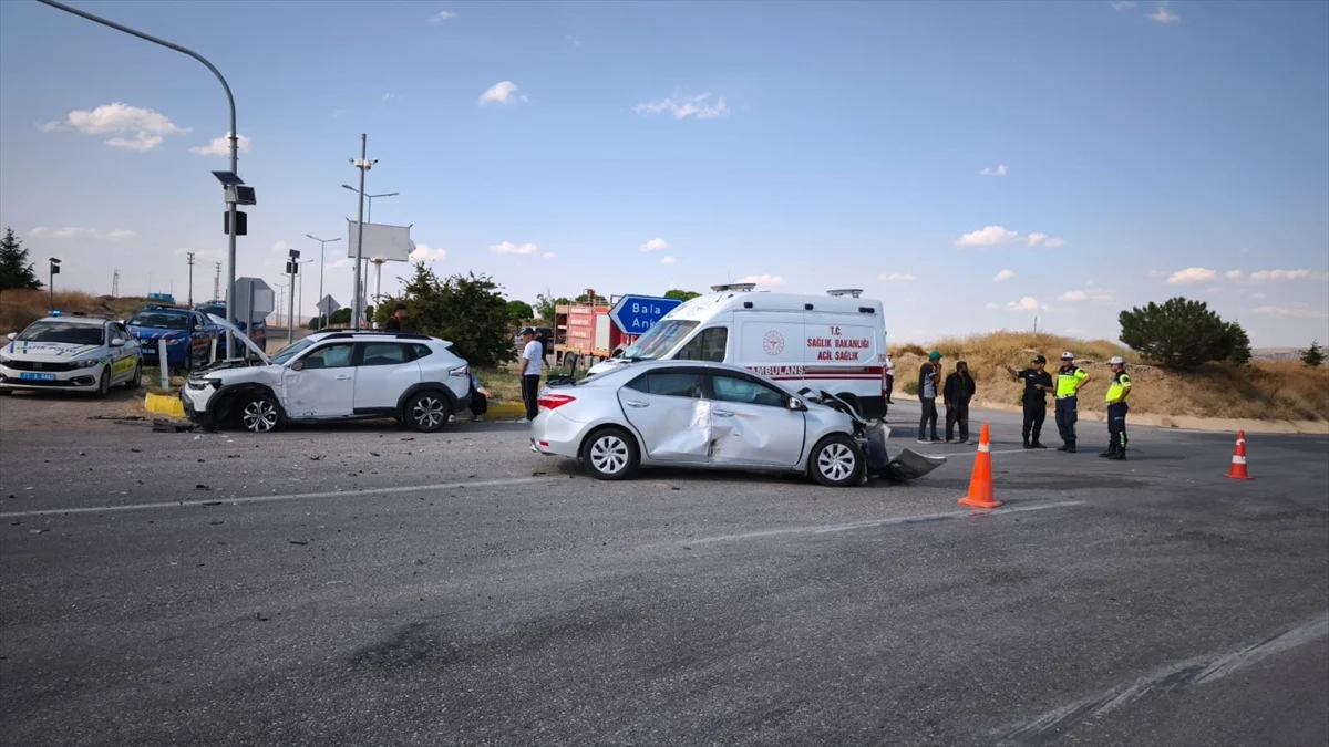 Kırıkkale'de iki otomobilin çarpıştığı kazada 6 kişi yaralandı
