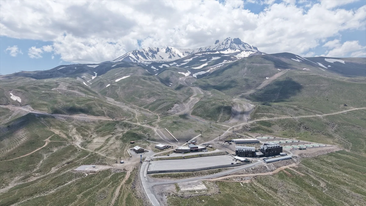 Erciyes'teki 27 bin metrelik teleferik ve telesiyej halatlarının "röntgen"i çekiliyor