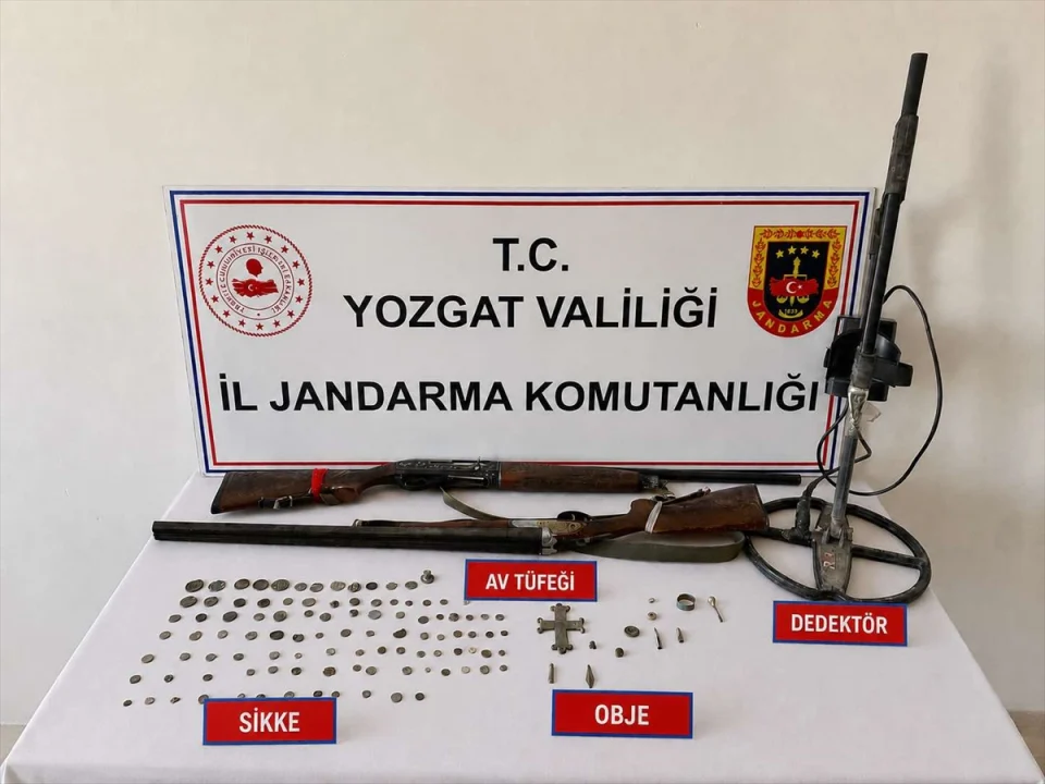 Yozgat'ta tarihi eser olduğu değerlendirilen 100 sikke ve çok sayıda obje ele geçirildi