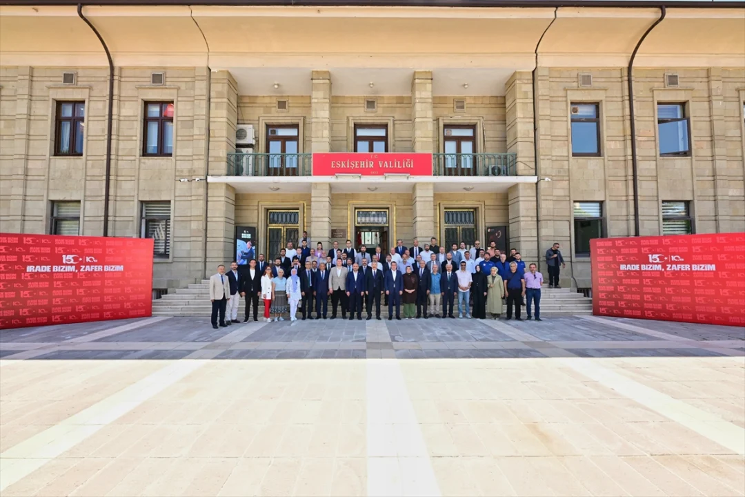 Eskişehir Valisi Yılmaz, 15 Temmuz Dijital Deneyim Merkezi'ni ziyaret etti