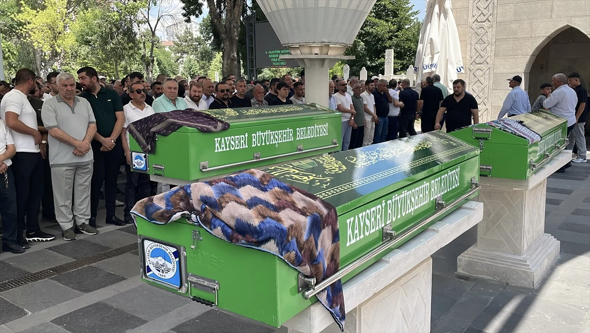 Aksaray'da trafik kazasında hayatını kaybeden 3 kişinin cenazesi Kayseri'de defnedildi
