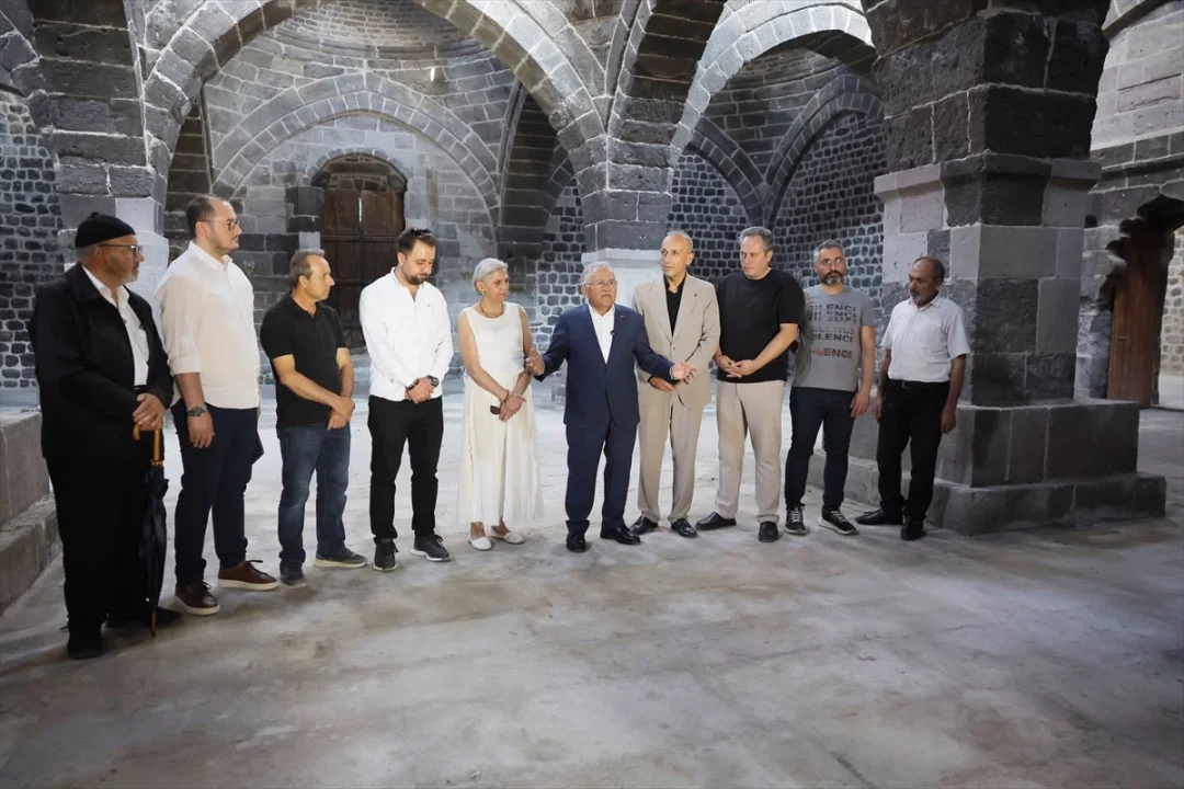 Başkan Büyükkılıç restorasyonu tamamlanan 5 asırlık bedesteni inceledi