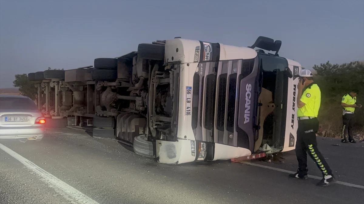 Kırıkkale'de devrilen hurda yüklü tırın sürücüsü yaralandı