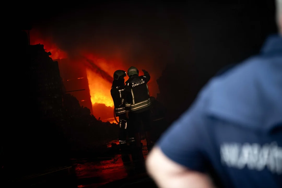 Başkentte depoda çıkan yangına müdahale ediliyor