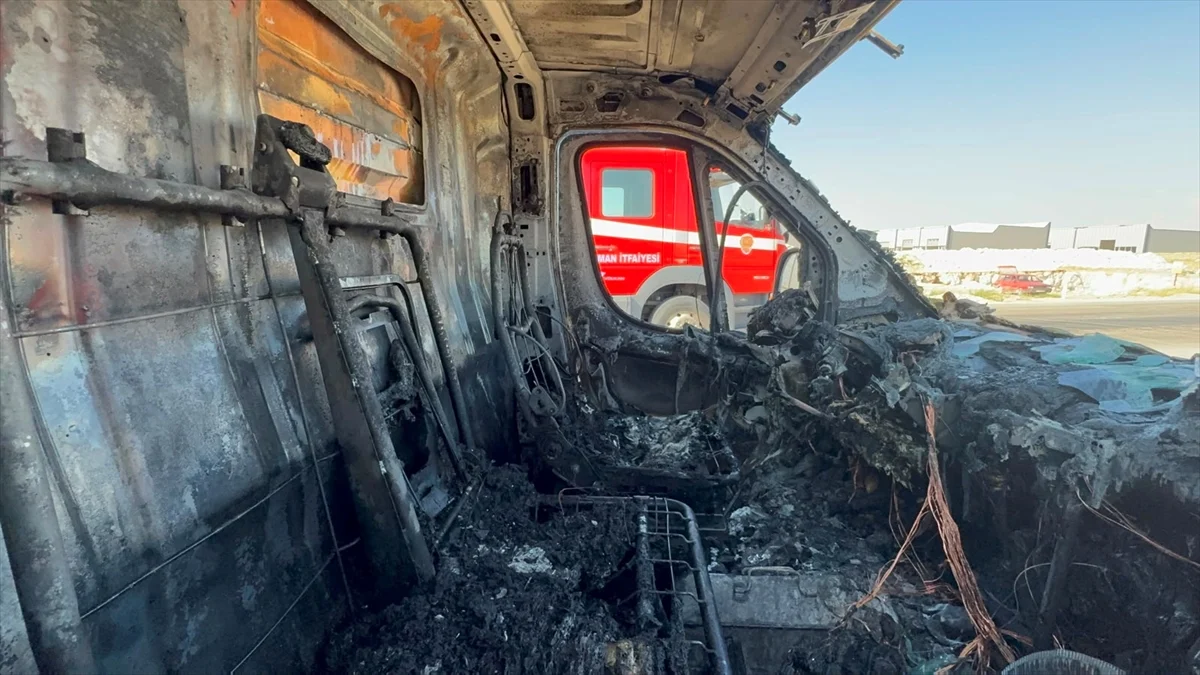 Karaman'da seyir halindeki kamyonet yandı