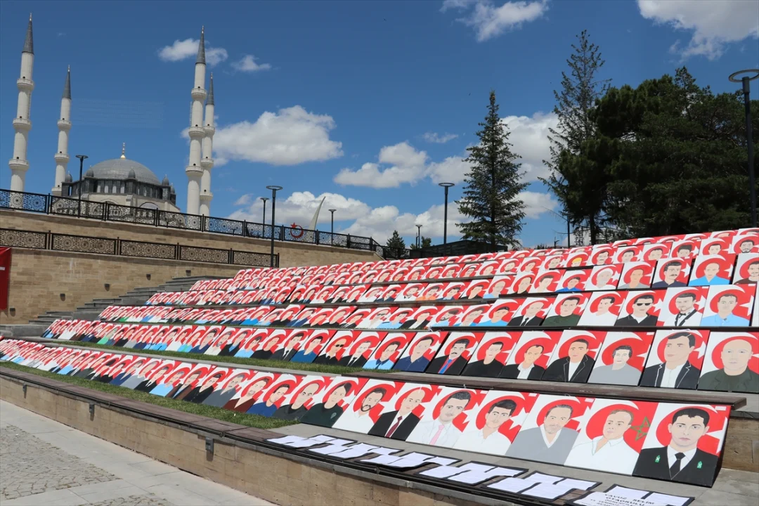 FETÖ'NÜN 15 TEMMUZ DARBE GİRİŞİMİNİN 10. YILI - Ortaokul öğrencileri 15 Temmuz şehitlerinin resimlerini tuvale yansıttı