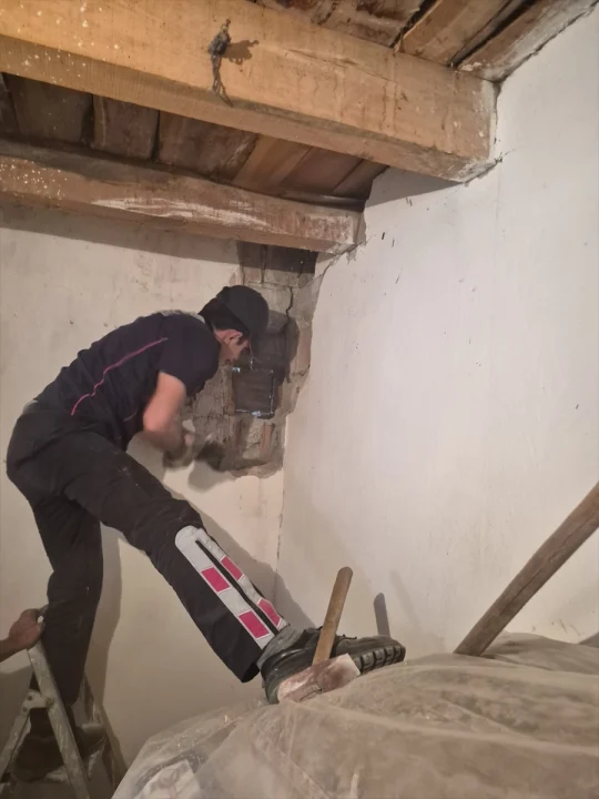 Sivas'ta duvar arasına sıkışan iki köpek yavrusu kurtarıldı