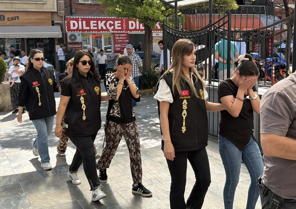 Eskişehir'de hırsızlık zanlısı 3 kadın tutuklandı