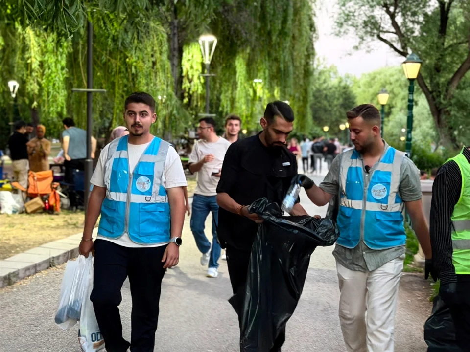 AK Parti Odunpazarı Gençlik Kolları'ndan Kanlıkavak Parkı'nda çevre temizliği