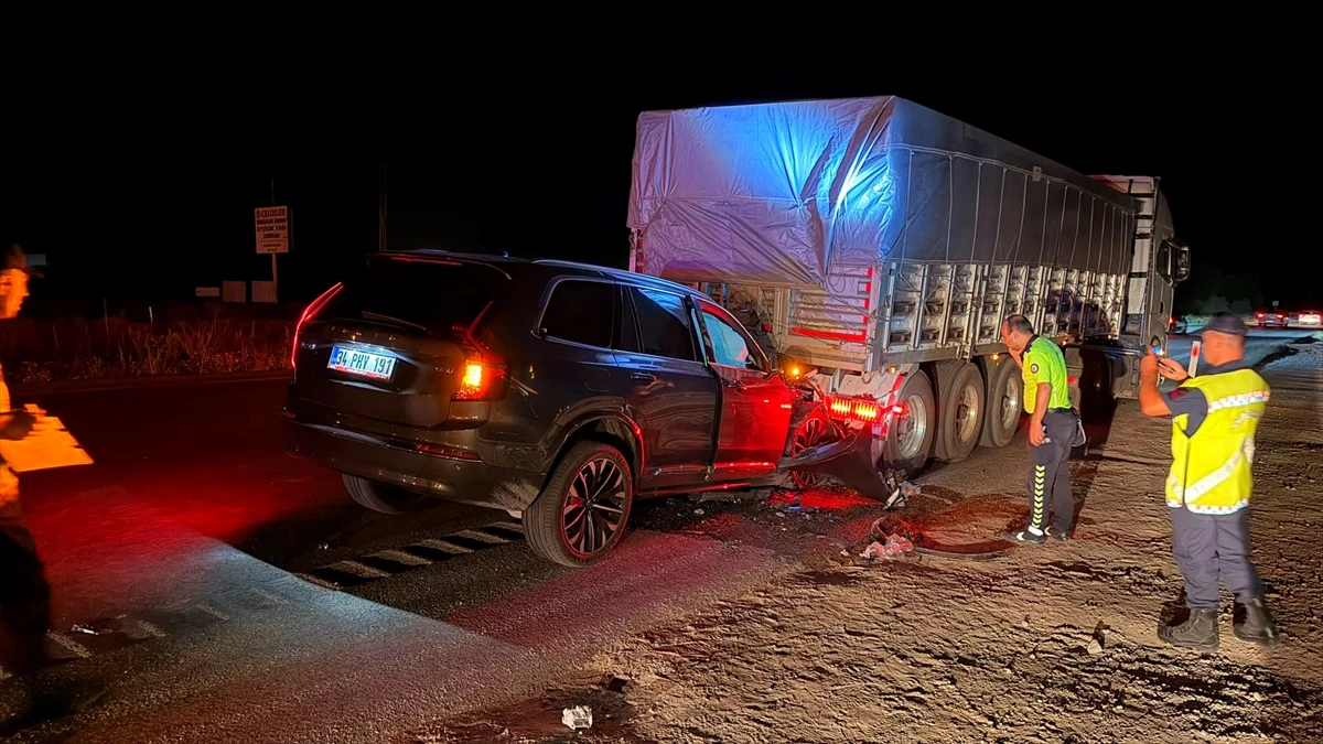 Yozgat'ta tırın dorsesine çarpan SUV tipi araçtaki 3 kişi yaralandı