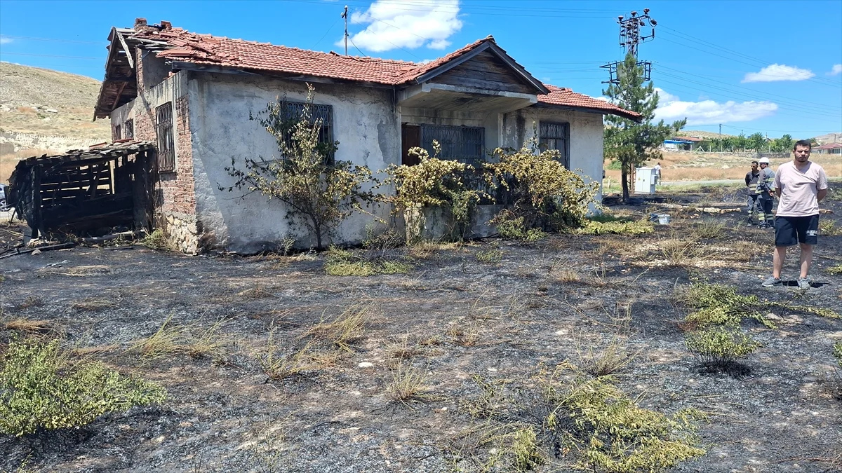Beypazarı'ndaki anız yangınında 3 bağ evi kullanılamaz hale geldi
