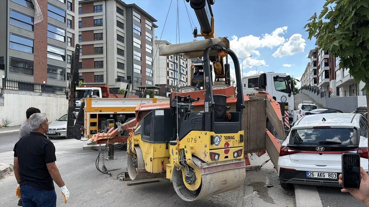 Eskişehir’de yol silindirinin otomobilin üzerine devrildiği kazada 2 kişi yaralandı