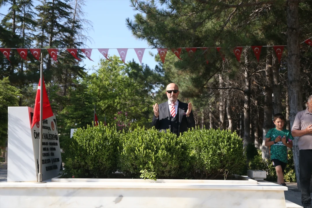 Emekli Korgeneral Zekai Aksakallı, şehit Ömer Halisdemir'in mezarını ziyaret etti