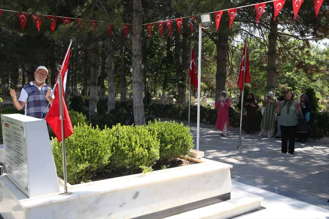 15 Temmuz kahramanı şehit Ömer Halisdemir'in kabrinde yoğunluk yaşanıyor