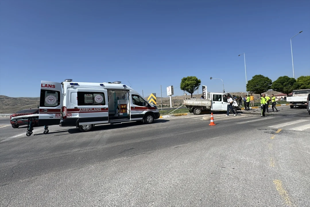 Sivas'ta iki kamyonetin çarpıştığı kazada 5 kişi yaralandı