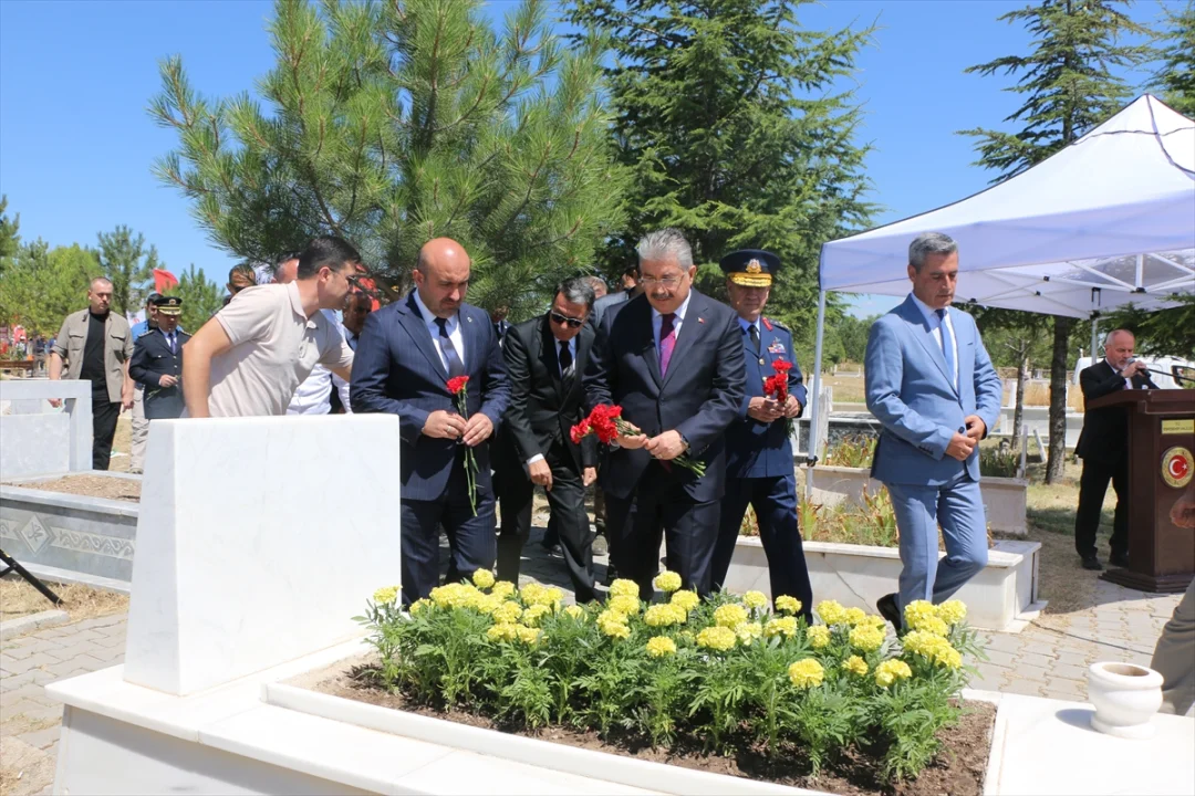 Eskişehir'de 15 Temmuz şehidi polis Fatih Dalgıç kabri başında anıldı