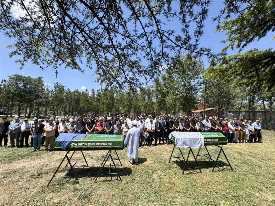 Konya'da kazada yaşamını yitiren anne ve kızının cenazesi defnedildi