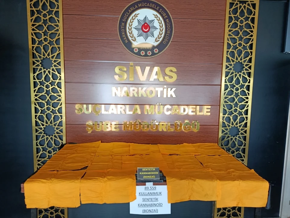 Sivas'ta uyuşturucu operasyonunda yakalanan 3 zanlıdan 2'si tutuklandı