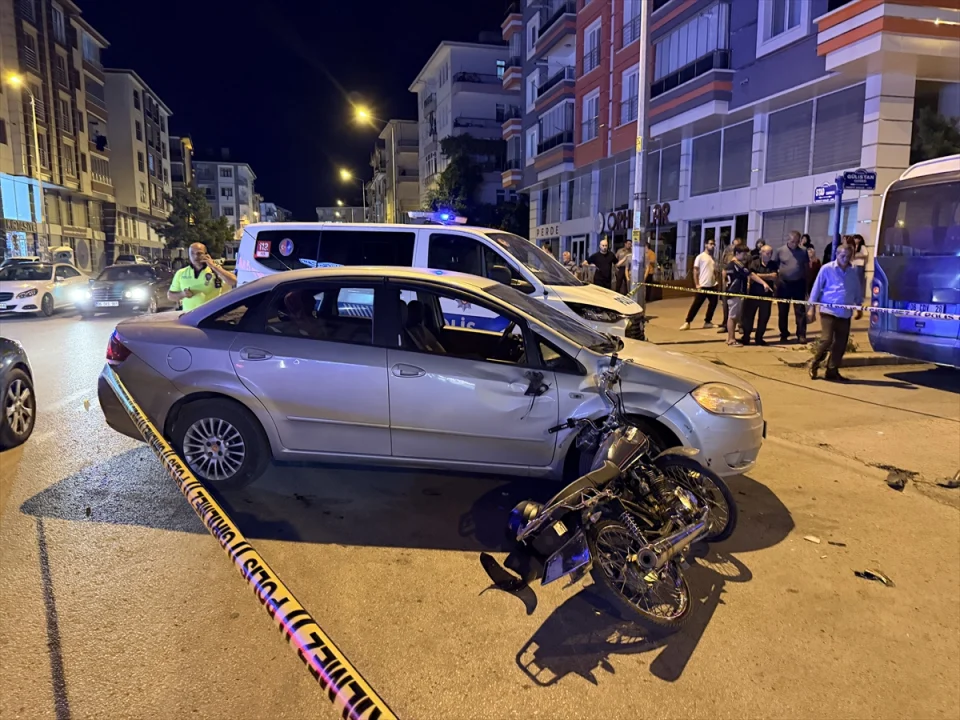 Çubuk'ta otomobille çarpışan motosiklet sürücüsü yaralandı