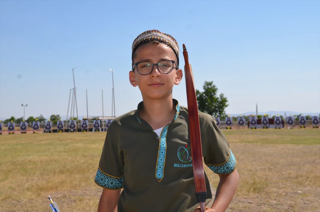 Oğullarının başladığı okçuluk ailece ortak tutkuları oldu