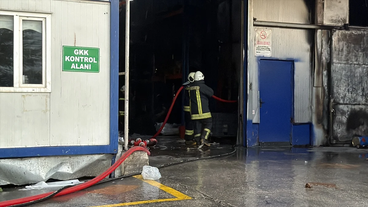 Eskişehir'de bir fabrikada çıkan yangında 4 işçi dumandan etkilendi