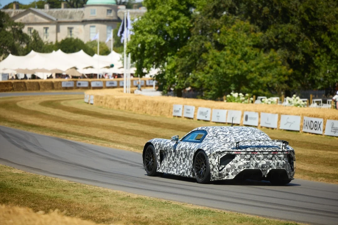Lexus, LFA Concept ile Goodwood'da gösteri sürüşü yaptı