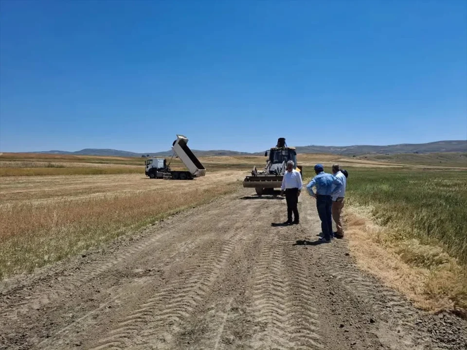 Ulaş Belediyesi tarla yollarını hasada hazırlıyor