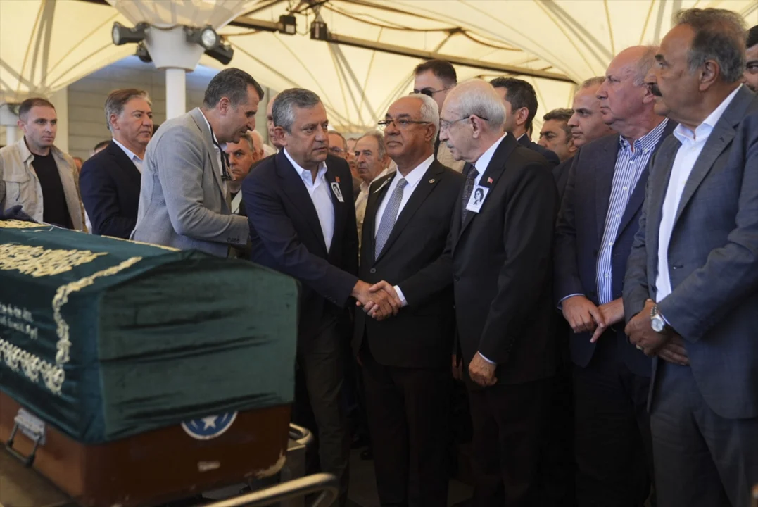 Eski CHP Genel Başkanı Deniz Baykal'ın eşi Olcay Baykal, başkentte son yolculuğuna uğurlandı
