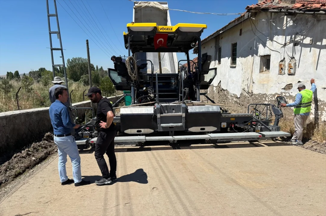 Sorgun'da köy yollarında bakım ve asfalt çalışmaları sürüyor