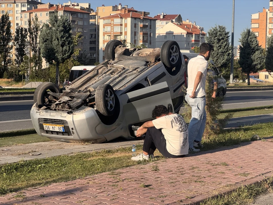 Kayseri'de hafif ticari aracın devrildiği kazada anne ve oğlu yaralandı